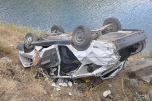 Cenaze d&ouml;n&uuml;ş&uuml; u&ccedil;uruma yuvarlandılar: 2 &ouml;l&uuml;, 2 yaralı