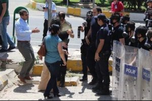 Mardin'de Barış Anneleri'ne polis m&uuml;dahalesi