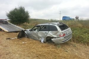 Otomobil tarlaya u&ccedil;tu