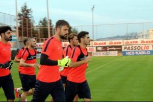 Kaleci Onur antrenmana &ccedil;ıktı