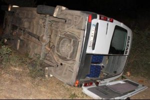 D&uuml;ğ&uuml;n d&ouml;n&uuml;ş&uuml; kaza: 2 &ouml;l&uuml;, 6 yaralı