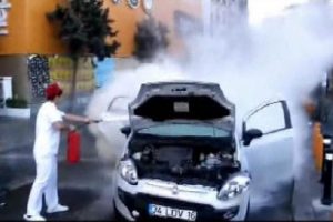 Demir dubaya &ccedil;arpan otomobil yandı