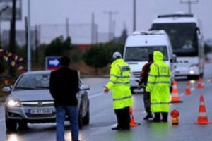 Bursa'da ş&uuml;pheli ara&ccedil;tan uyuşturucu &ccedil;ıktı