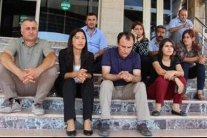 HDP Şırnak milletvekilleri Valilik &ouml;n&uuml;nde oturma eylemine başladı