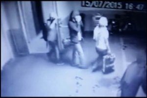 22 katlı rezidansta 8 daireyi soyan ş&uuml;pheliler kamerada