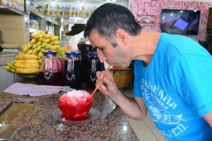Sıcakta bici bici ile serinliyorlar