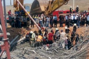 Viyad&uuml;k inşaatında kaza: İş&ccedil;iler enkaz altında