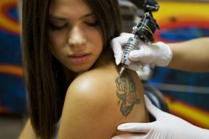D&ouml;vme ve piercing tehlikesine karşı a&ccedil;ık uyarı
