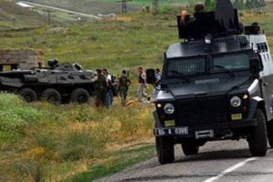 Askeri aracın ge&ccedil;işi sırasında patlama!