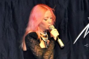 Ece Se&ccedil;kin s&uuml;per miniyle konser verdi
