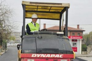 Bursa Yıldırım'da Başkan Edebali asfalt d&ouml;kt&uuml;