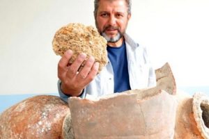 Tarihi kalede k&uuml;pler i&ccedil;inde 250 yıllık otlu peynir bulundu