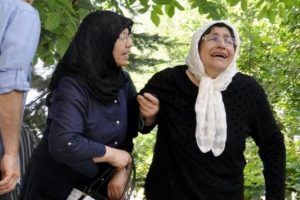 Bakan Eroğlu kızkardeşini zor teselli etti