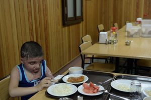 V&uuml;cudu yanan Suriyeli &ccedil;ocuk T&uuml;rkiye'de şifa arıyor