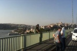 Hali&ccedil; k&ouml;pr&uuml;s&uuml;ndeki intihar girişimi trafiği fel&ccedil; etti