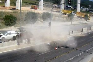 Bursa'da TIR'ın s&uuml;r&uuml;klediği ara&ccedil;tan sağ &ccedil;ıktılar!