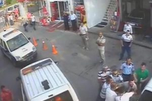 Bursa'da zabıtaya bı&ccedil;aklı saldırı g&uuml;venlik kamerasında