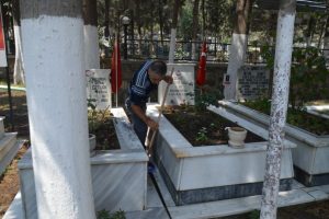Bursa'da şehitliğe bakım