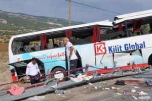 Denizli'de tur otob&uuml;s&uuml; devrildi, &ouml;l&uuml; ve yaralılar var!