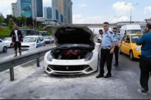 E-5'te Ferrari yandı, trafik fel&ccedil; oldu