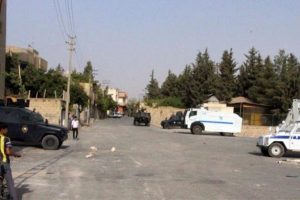 Hendekleri kapatan polise ateş a&ccedil;ıldı
