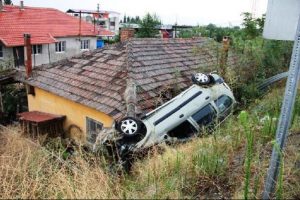 Yoldan &ccedil;ıktı evin &ccedil;atısına u&ccedil;tu!
