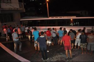 İzmir'de yaz yağmuru hayatı fel&ccedil; etti