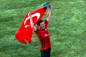 Kabala turladı, T&uuml;rk bayraklarıyla kutladı