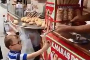 Sinirli &ccedil;ocuğun dondurmacıyla imtihanı
