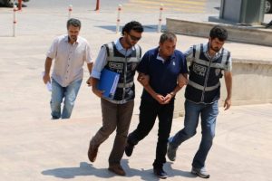 Sahte kimlikle kredi &ccedil;eken dolandırıcı yakalandı