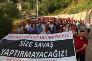 Tunceli'de yasaklı b&ouml;lgeler y&uuml;r&uuml;y&uuml;şle protesto edildi