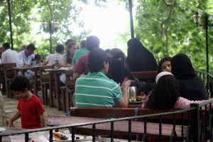 Bursa'nın&nbsp;6 asırlık &ccedil;ınarına Arap turist akını&nbsp;