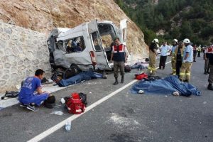 Balıkesir'de feci kaza: 9 &ouml;l&uuml;, 30 yaralı