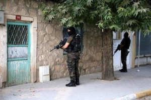 Diyarbakır'da operasyon: 7 g&ouml;zaltı