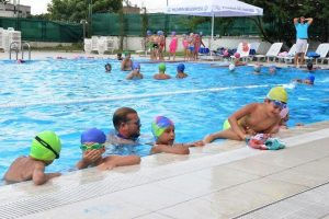 Bursa Yıldırımlılar havuzlara akın etti