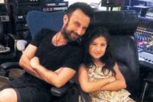 Megastar Tarkan st&uuml;dyodan &ccedil;ıkmıyor