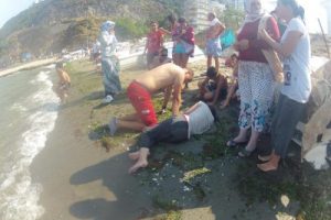 Denizde &ccedil;ırpınan gen&ccedil; kızı boğulmaktan kurtardılar