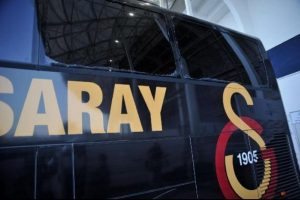 Ankara'da Galatasaray takım otob&uuml;s&uuml; taşlandı