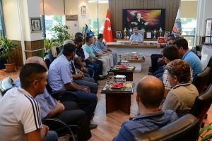 Bursa Karacabey'de Başkan &Ouml;zkan mevsimlik iş&ccedil;ilerle bir araya geldi