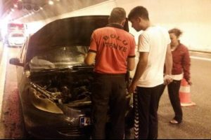 Otomobil t&uuml;nelde alev alev yandı