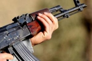 PKK'lılar yol kesip ara&ccedil; gasp etti