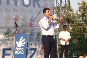 Demirtaş: "Barış isteyen bu meydana baksın"