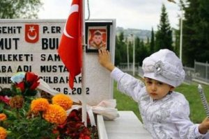 Şehit oğlunun bu s&ouml;zleri y&uuml;rekleri dağladı: Toprağı a&ccedil;sam?