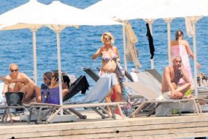 Esra Erol'un bebeği g&ouml;r&uuml;nd&uuml;