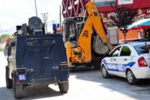Polise atmak istediği bomba elinde patladı
