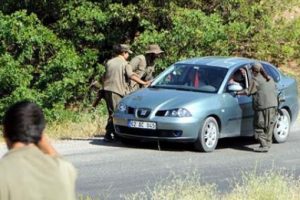 Ter&ouml;ristler vatandaşın yolunu kesti!