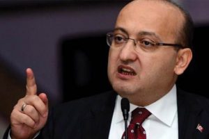 Akdoğan'dan sert a&ccedil;ıklama: "Allah'tan bunlar T&uuml;rkiye'den ka&ccedil;arken..."