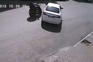 Bursa'da 'u' d&ouml;n&uuml;ş&uuml; yapayım derken motosikletle &ccedil;arpıştı