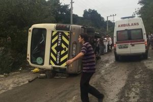 İş&ccedil;i midib&uuml;s devrildi: 1 &ouml;l&uuml;, 24 yaralı