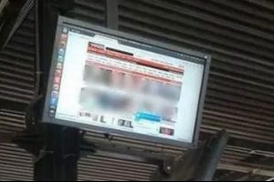Otob&uuml;s durağındaki ekranlarda porno yayınladılar